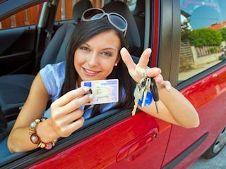 Prawo jazdy, dowód rejestracyjny i ubezpieczenie niezbędne dla każdego kierowcy.