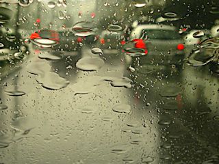 Podróżowanie samochodem w deszczu.