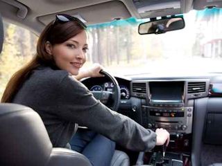 NaviExpert demaskuje cztery typy męskich reakcji na… kobietę w samochodzie